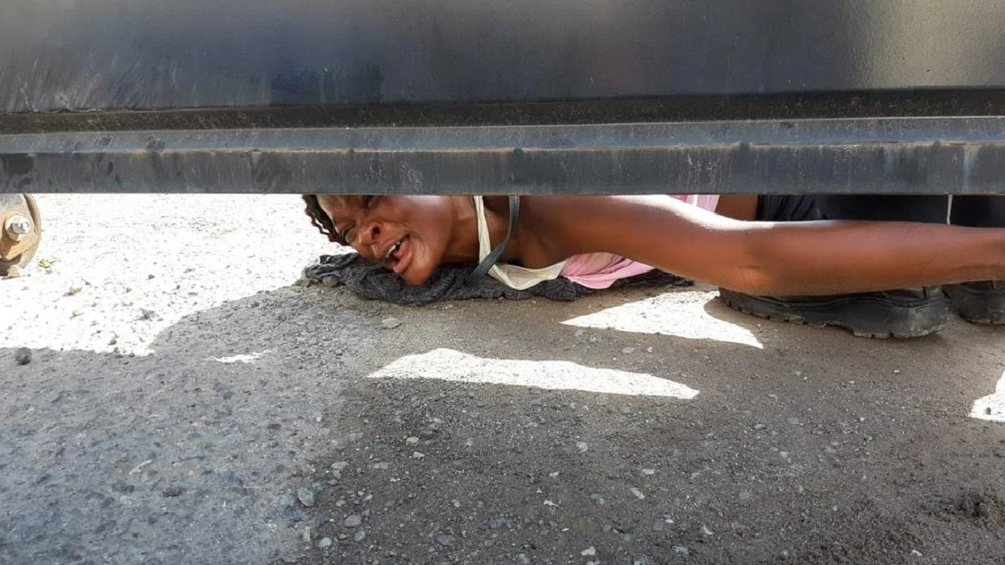 Una mujer haitiana que pide ayuda para ella y su hijo Una mujer haitiana que pide ayuda para ella y su hijo