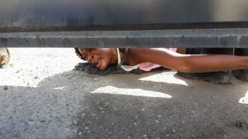Una mujer haitiana que pide ayuda para ella y su hijo