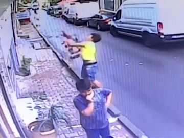 Un joven migrante coge al vuelo a una bebé que acababa de caerse por la ventana Un joven migrante coge al vuelo a una bebé que acababa de caerse por la ventana