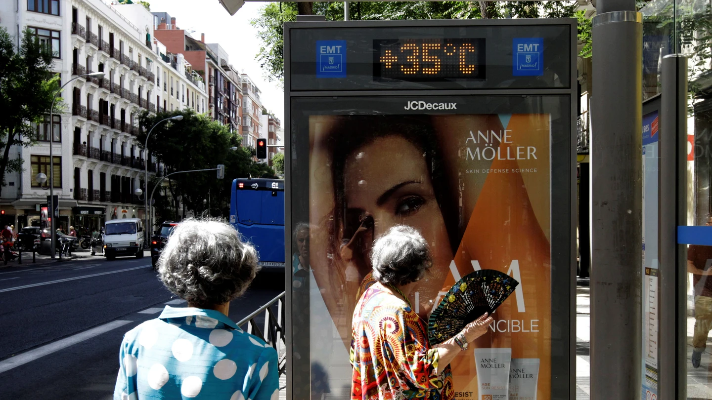 Dos mujeres observan los 35 grados que marca el termómetro Dos mujeres observan los 35 grados que marca el termómetro