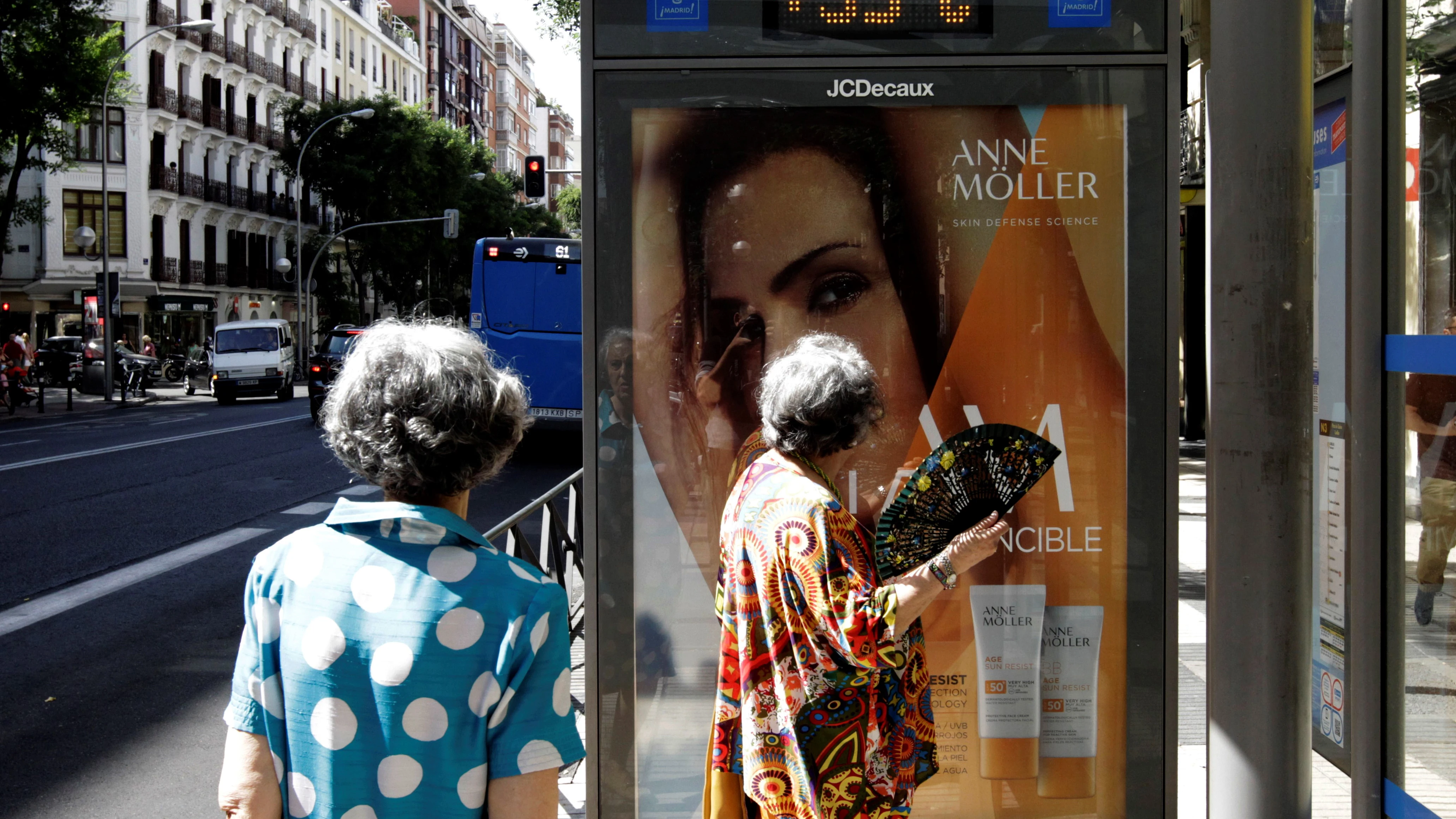 Dos mujeres observan los 35 grados que marca el termómetro 