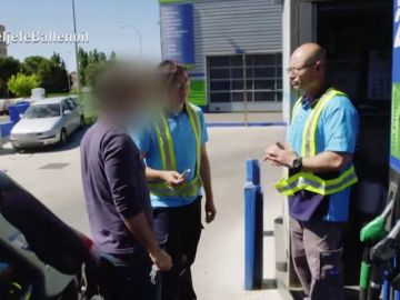 Un cliente engaña a un gasolinero de 'Ballenoil' delante de El Jefe Infiltrado: "Te voy a denunciar" Un cliente engaña a un gasolinero de 'Ballenoil' delante de El Jefe Infiltrado: "Te voy a denunciar"