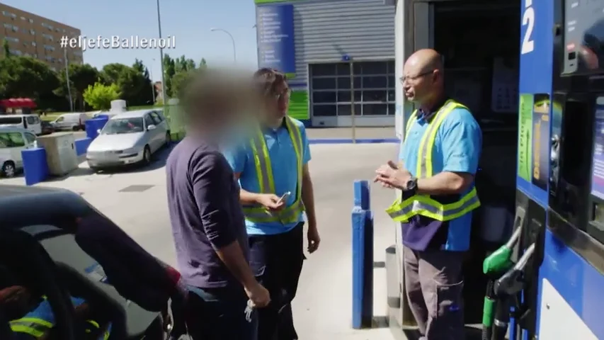 Un cliente engaña a un gasolinero de 'Ballenoil' delante de El Jefe Infiltrado: "Te voy a denunciar"