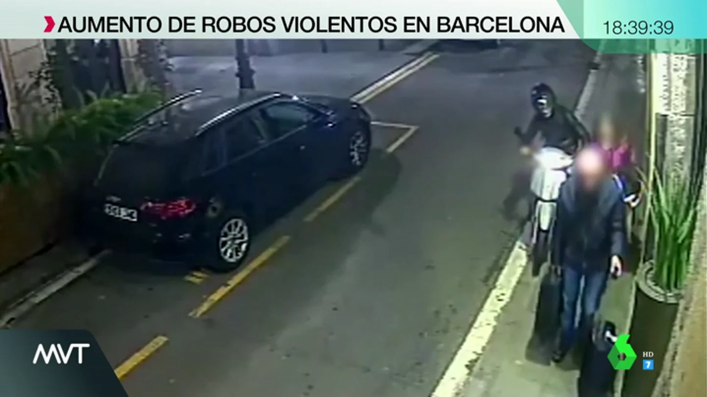 Los robos con tirón desde motocicletas están empezando a convertirse en una plaga en Barcelona Los robos con tirón desde motocicletas están empezando a convertirse en una plaga en Barcelona