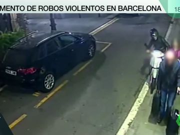 Los robos con tirón desde motocicletas están empezando a convertirse en una plaga en Barcelona Los robos con tirón desde motocicletas están empezando a convertirse en una plaga en Barcelona