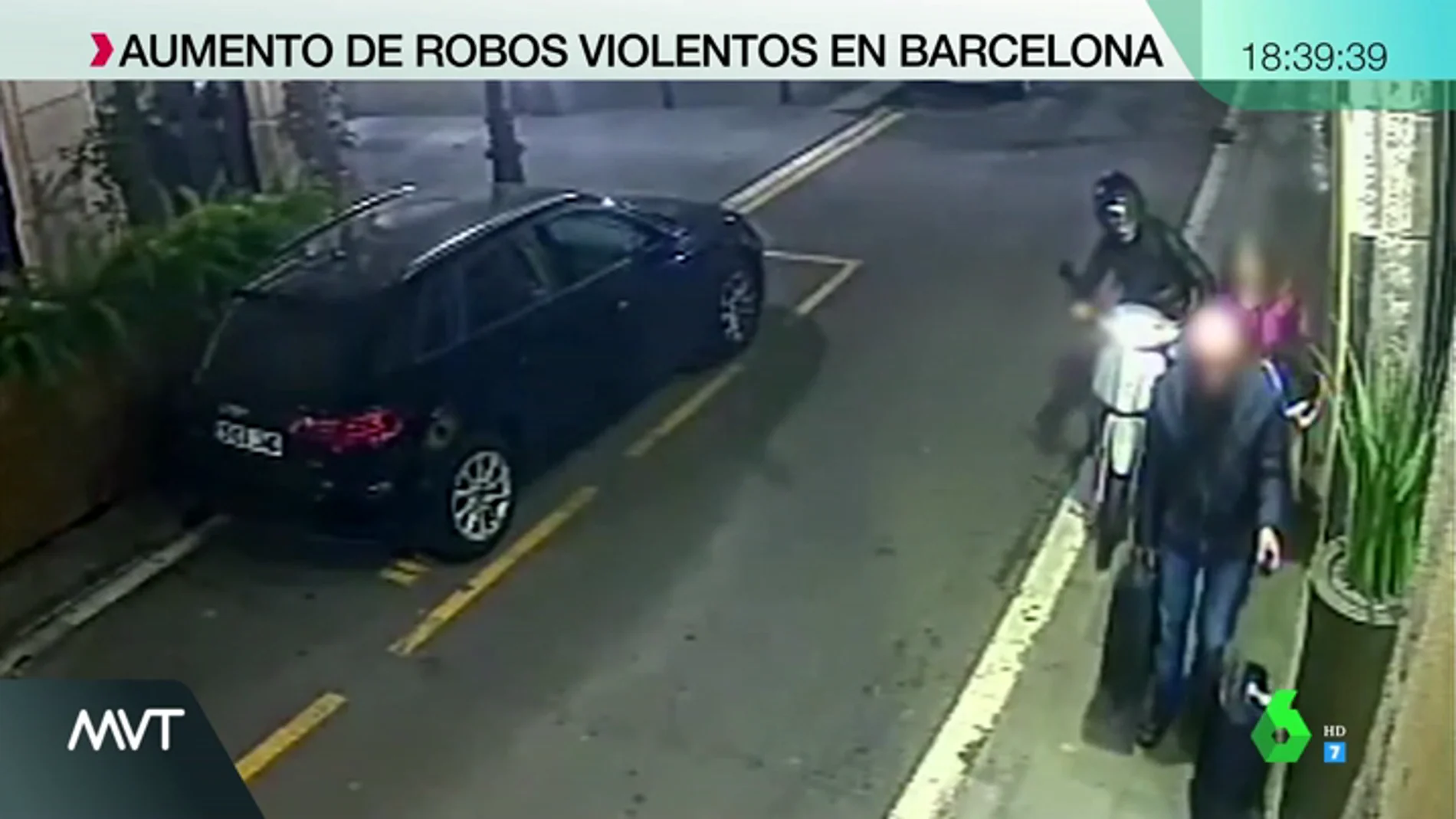 Los robos con tirón desde motocicletas están empezando a convertirse en una plaga en Barcelona