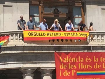 La pancarta desplegada en el balcón del Ayuntamiento de Valencia por España 2000 La pancarta desplegada en el balcón del Ayuntamiento de Valencia por España 2000