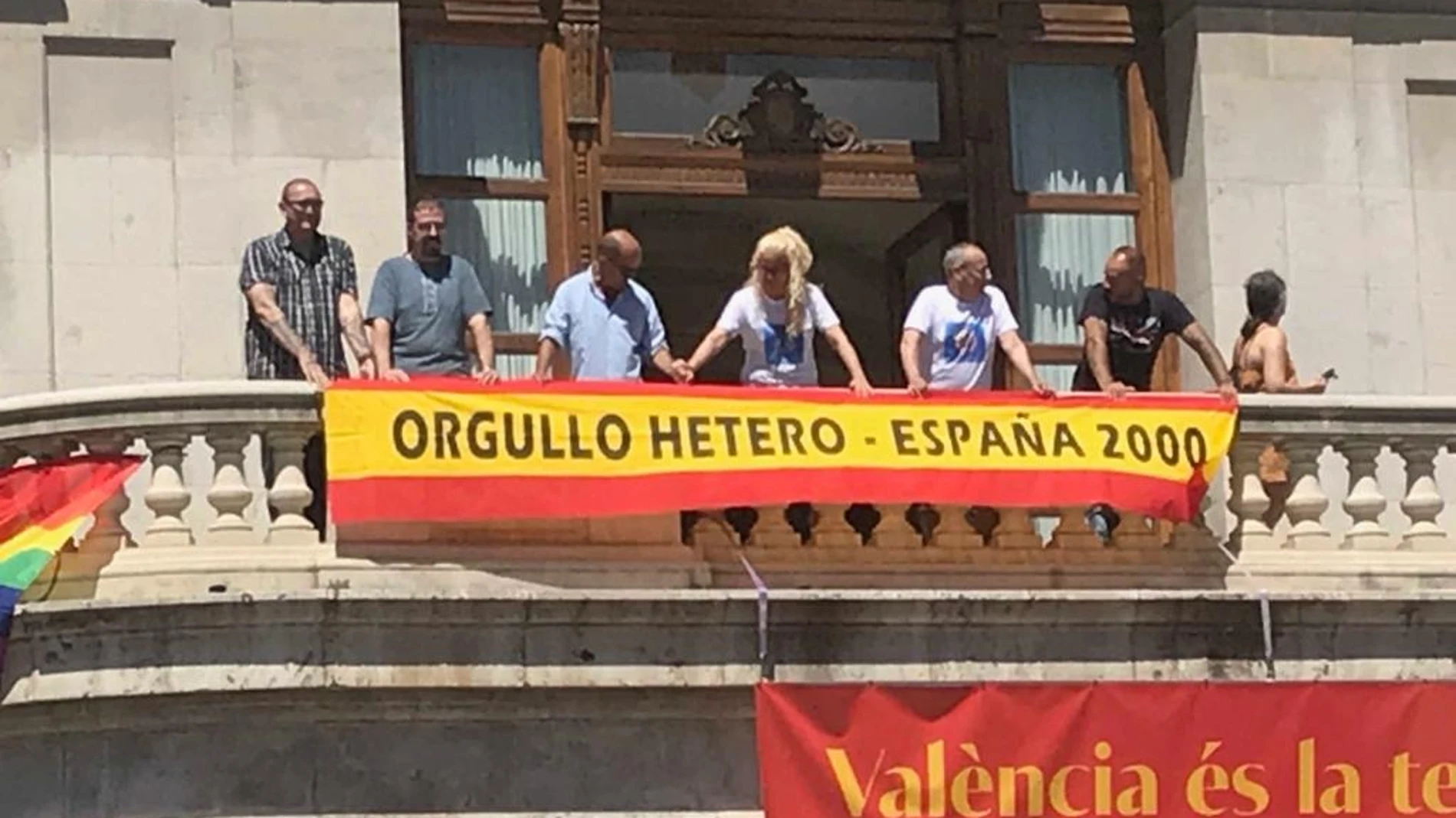 La pancarta desplegada en el balcón del Ayuntamiento de Valencia por España 2000