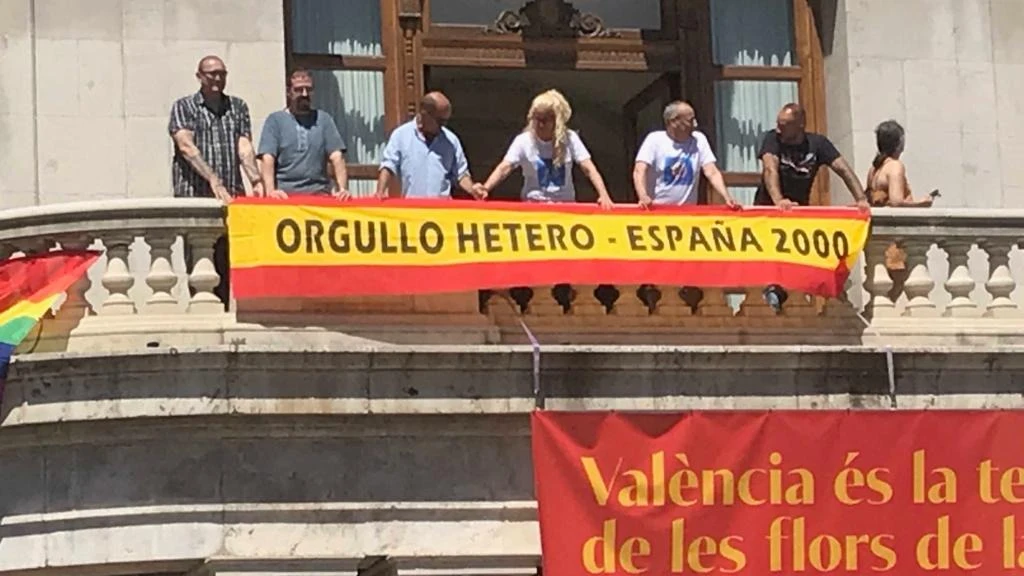 La pancarta desplegada en el balcón del Ayuntamiento de Valencia por España 2000