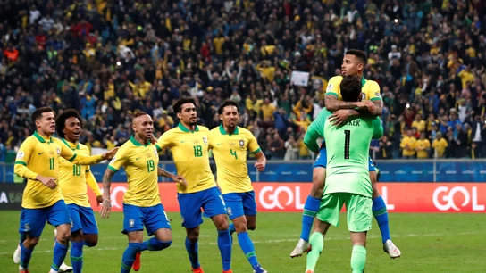 La selección brasileña festeja con Alisson La selección brasileña festeja con Alisson