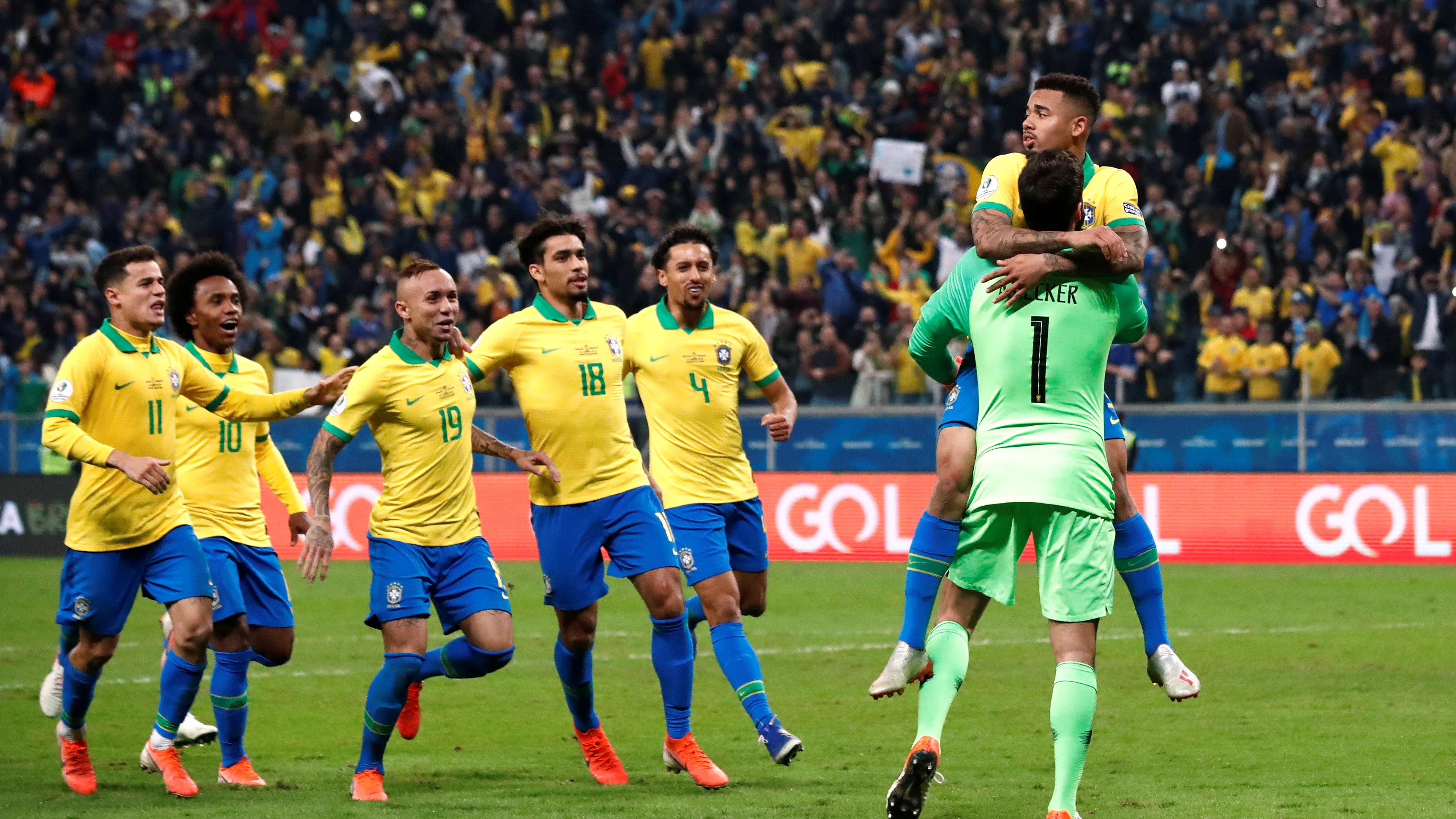 La selección brasileña festeja con Alisson