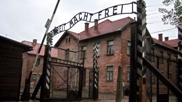 Entrada principal al campo nazi de Auschwitz