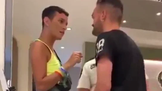 Brutal ataque homófobo a un joven en el Día del Orgullo: "Ahora cuando salga te voy a hinchar a hostias y la mariconería que se te quite" Brutal ataque homófobo a un joven en el Día del Orgullo: "Ahora cuando salga te voy a hinchar a hostias y la mariconería que se te quite"