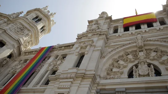 Bandera del Orgullo, desplegada en Cibeles Bandera del Orgullo, desplegada en Cibeles