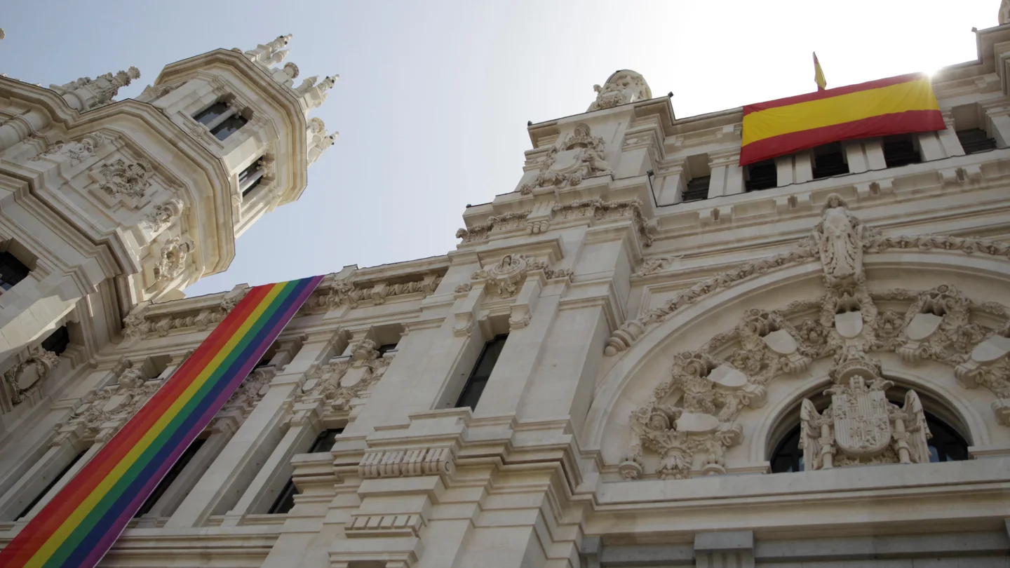 Bandera del Orgullo, desplegada en Cibeles Bandera del Orgullo, desplegada en Cibeles