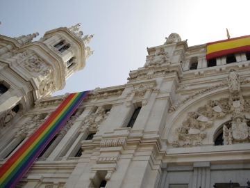 Bandera del Orgullo, relegada en Cibeles Bandera del Orgullo, relegada en Cibeles