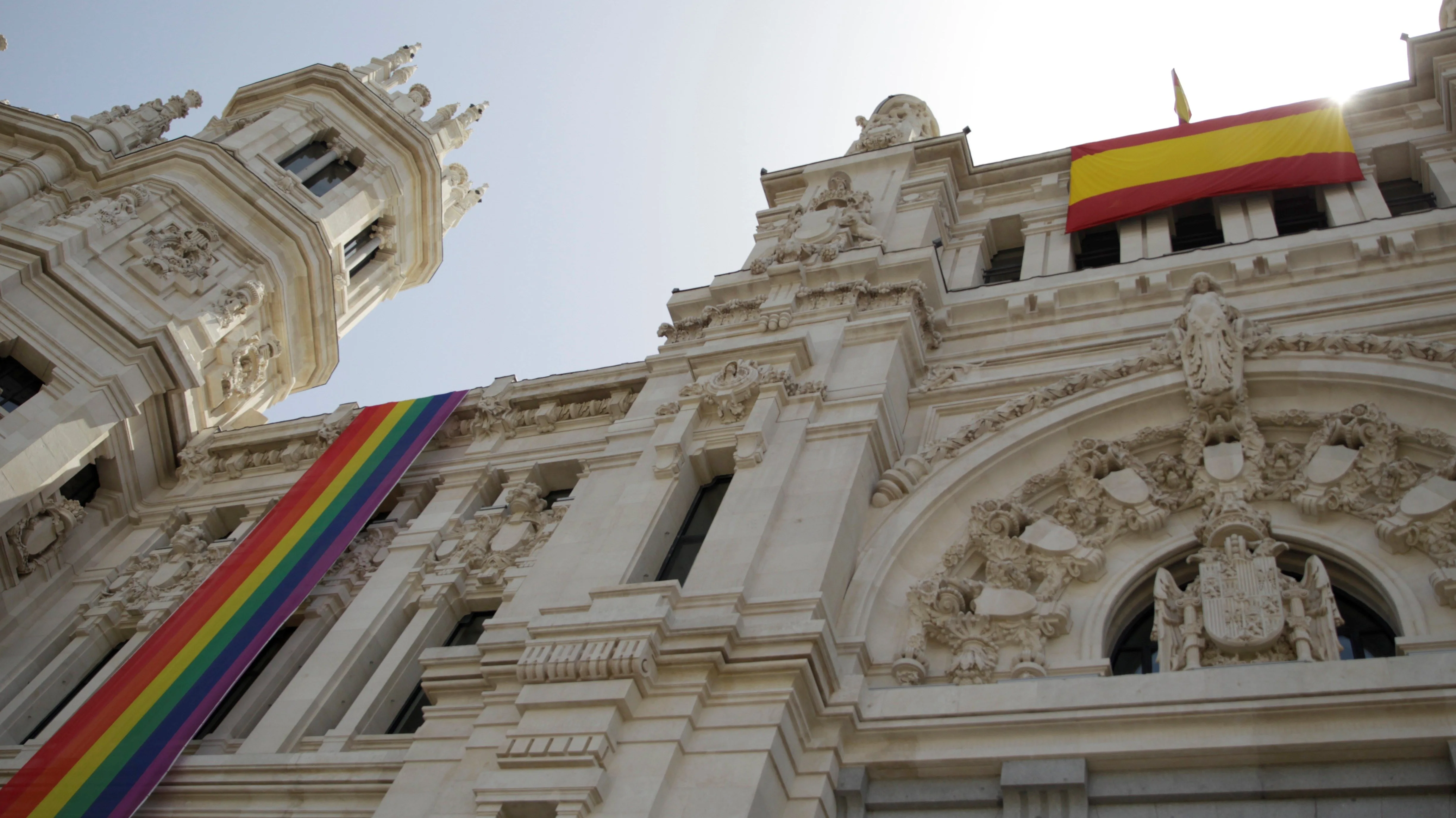 Bandera del Orgullo, desplegada en Cibeles