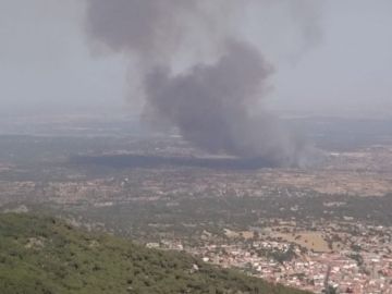 Un incendio forestal en Almorox (Toledo) llega a la Comunidad de Madrid Un incendio forestal en Almorox (Toledo) llega a la Comunidad de Madrid