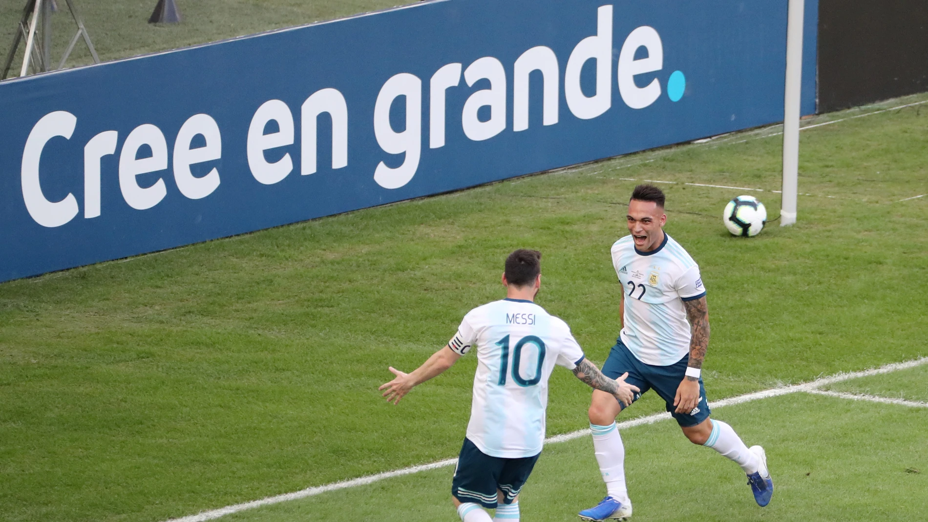 Lautaro Martínez celebra con Messi su gol contra Venezuela