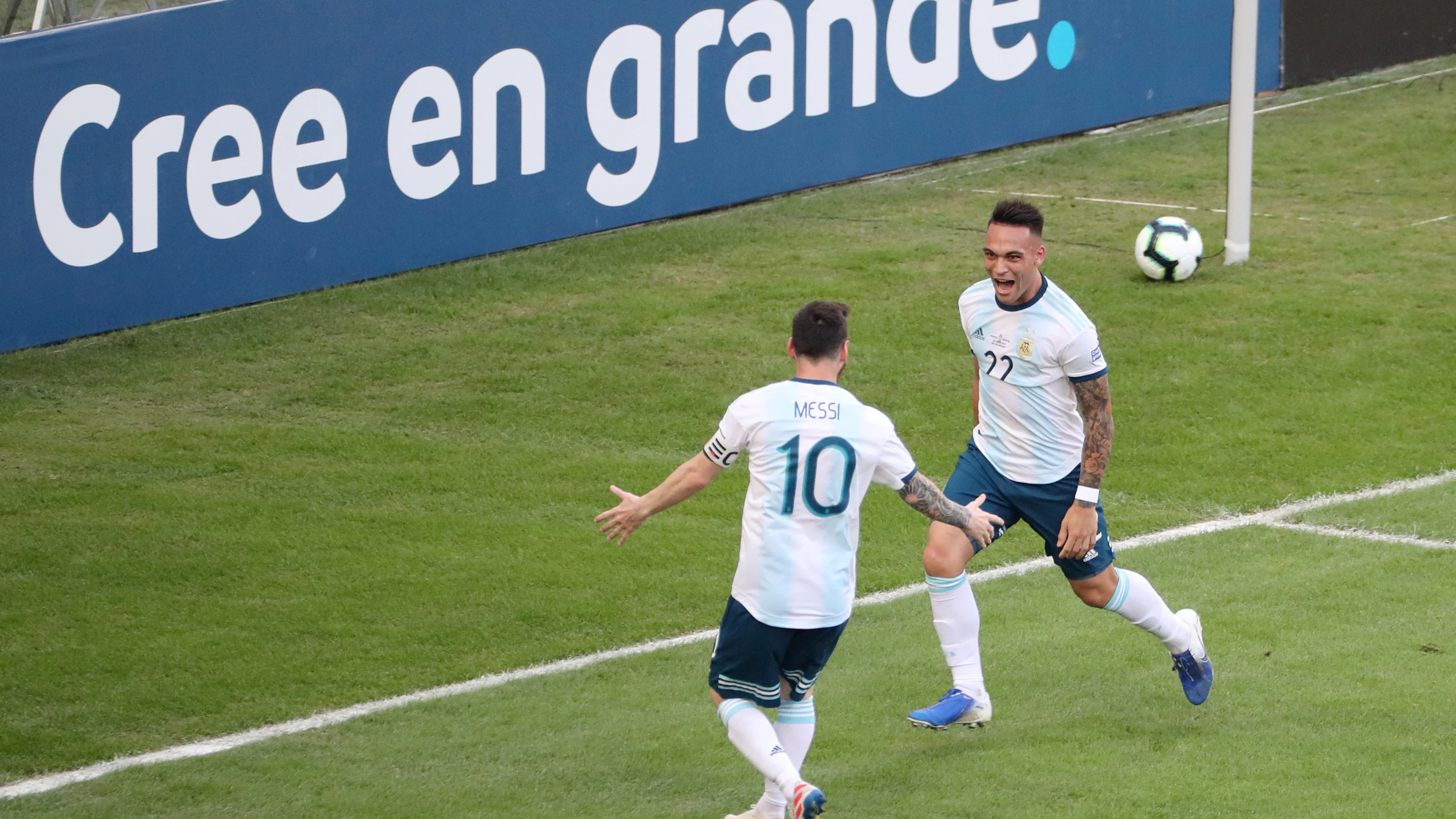 Lautaro Martínez celebra con Messi su gol contra Venezuela