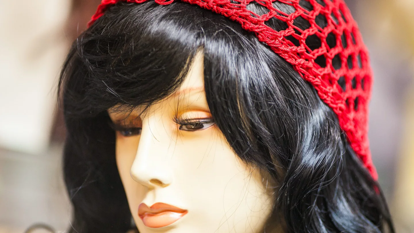 Imagen de un maniquí con una peluca de pelo artificial Imagen de un maniquí con una peluca de pelo artificial