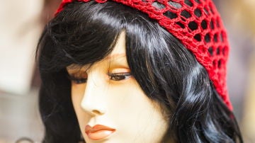 Imagen de un maniquí con una peluca de pelo artificial