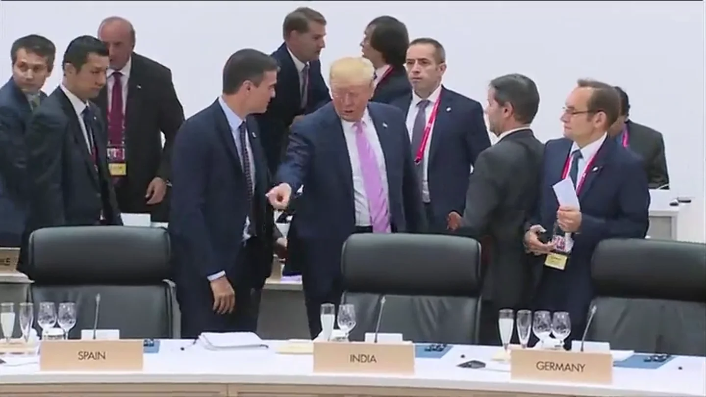 Gesto de la polémica de Trump a Pedro Sánchez Gesto de la polémica de Trump a Pedro Sánchez