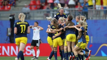 Suecia celebra un gol