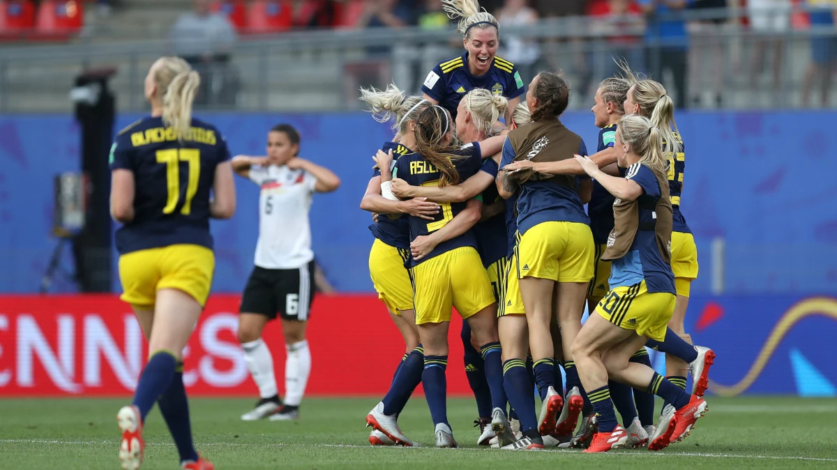 Suecia celebra un gol