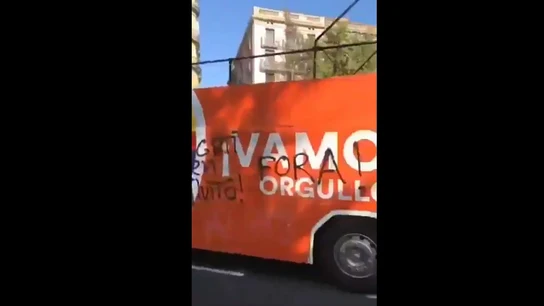 Pintadas al autobús de Ciudadanos en el Orgullo Pintadas al autobús de Ciudadanos en el Orgullo