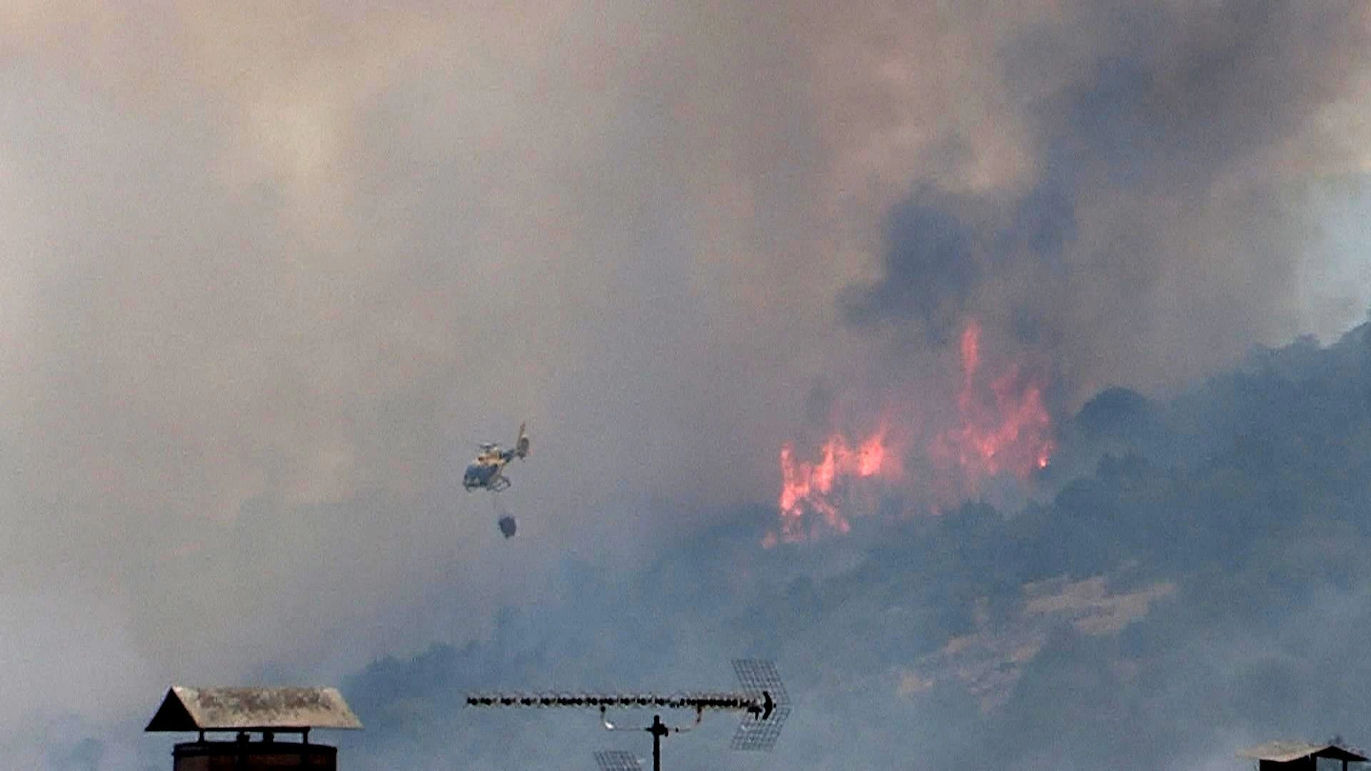 Avance de las llamas del incendio declarado en Almorox