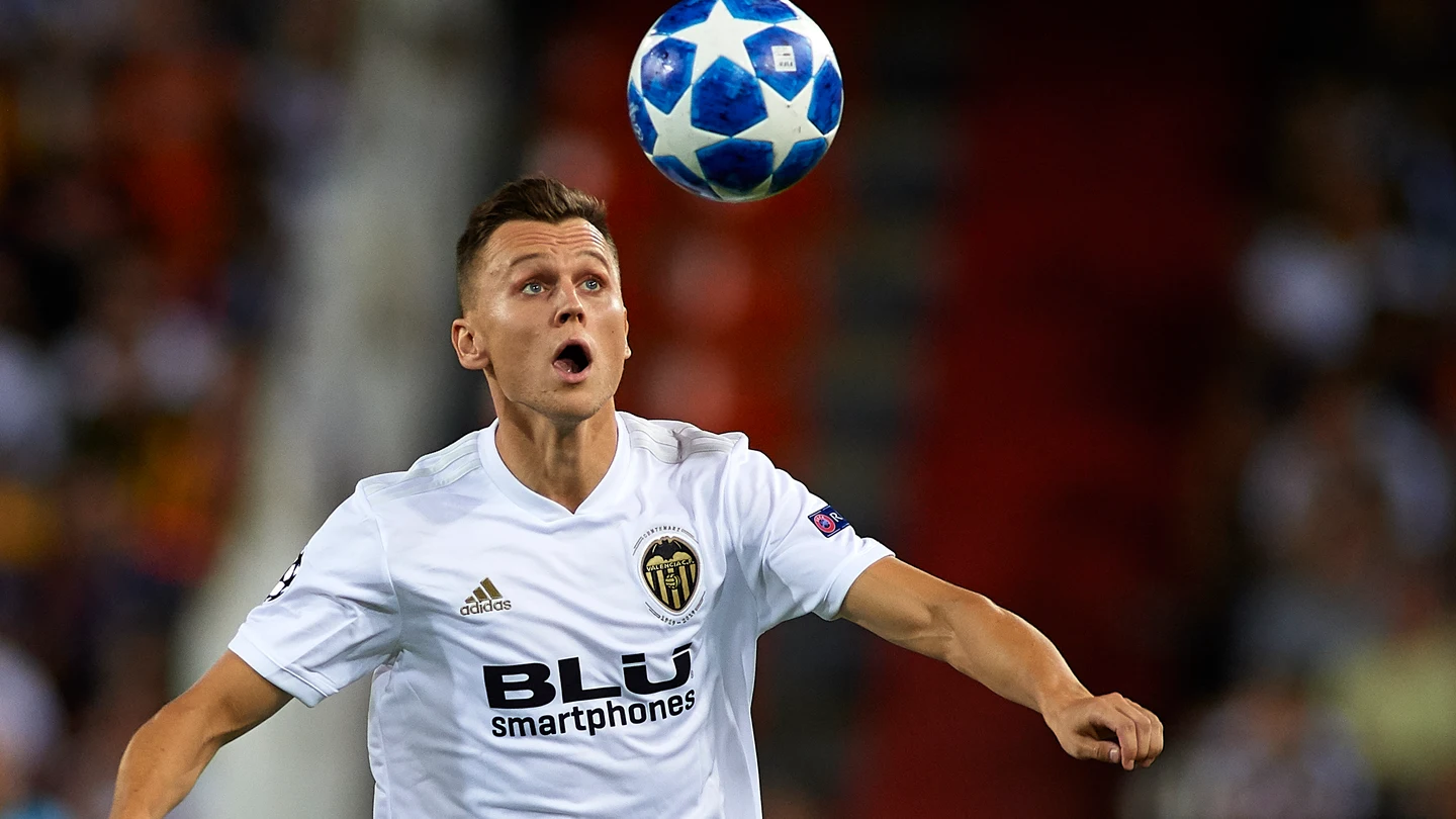 Cherysev persigue un balón Cherysev persigue un balón