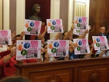 Protesta del PSOE contra PP, Ciudadanos y Vox en un pleno en Badajoz Protesta del PSOE contra PP, Ciudadanos y Vox en un pleno en Badajoz