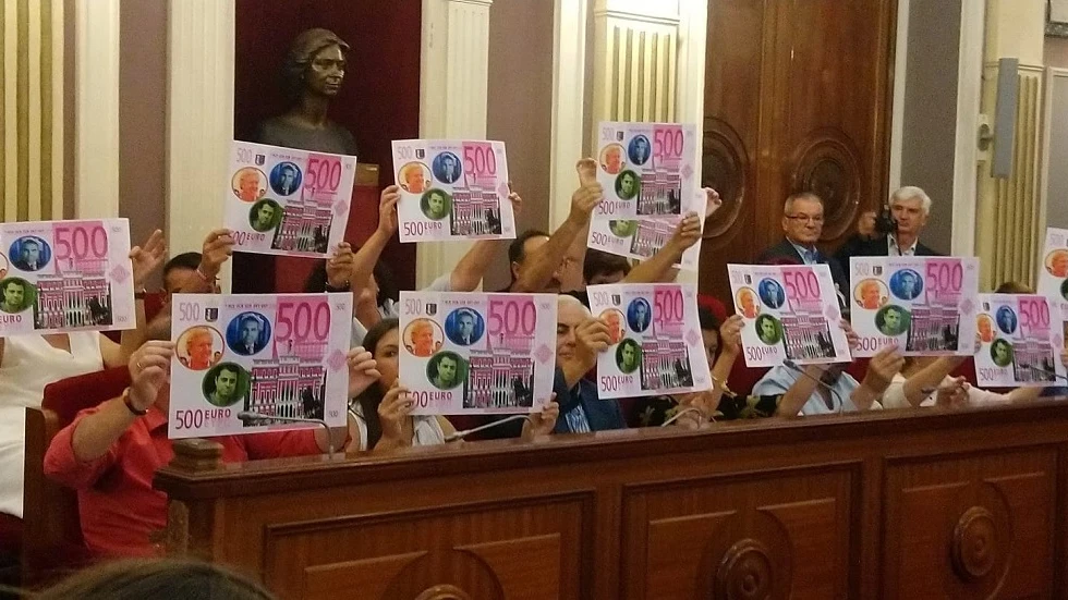 Protesta del PSOE contra PP, Ciudadanos y Vox en un pleno en Badajoz.