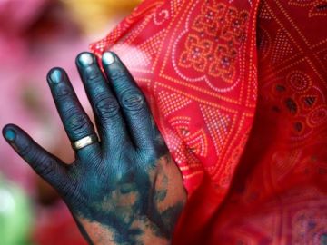 Imagen de archivo de una mujer que se cubre el rostro en India Imagen de archivo de una mujer que se cubre el rostro en India