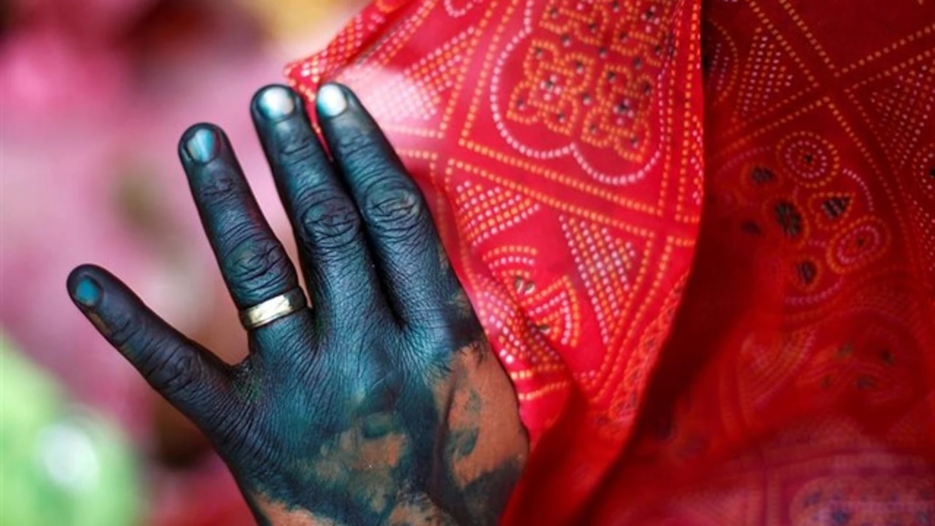 Imagen de archivo de una mujer que se cubre el rostro en India