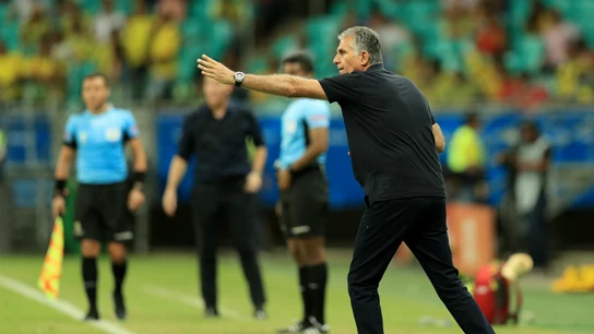 Queiroz da instrucciones desde la banda Queiroz da instrucciones desde la banda