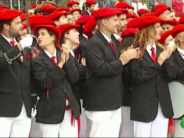 Miles de personas desfilan en los alardes mixto y tradicional de Irún sin incidentes Miles de personas desfilan en los alardes mixto y tradicional de Irún sin incidentes