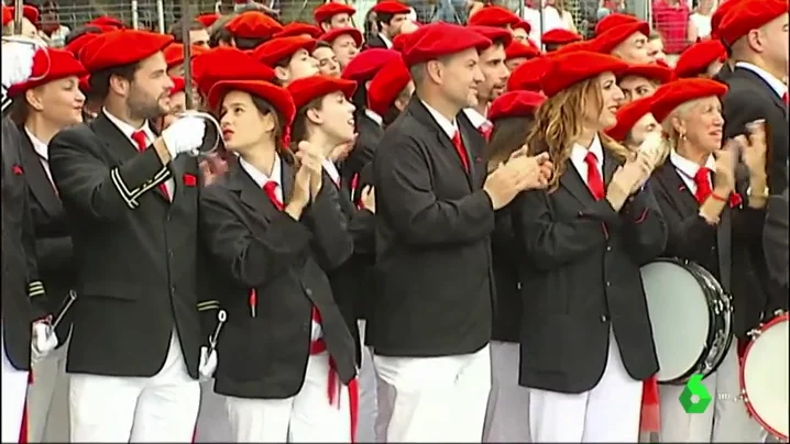 Miles de personas desfilan en los alardes mixto y tradicional de Irún sin incidentes