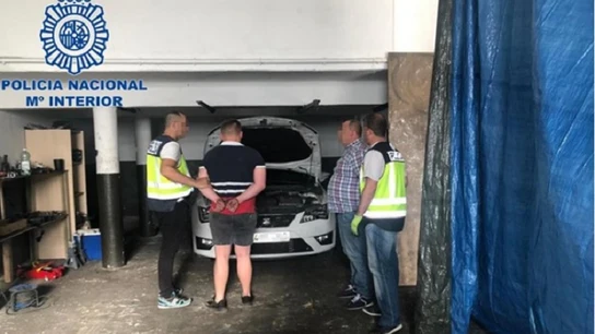 La Policía Nacional detiene a un clan familiar que vendía coches robados al extranjero La Policía Nacional detiene a un clan familiar que vendía coches robados al extranjero.