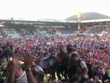 Fiestón tras el ascenso a Segunda de la Ponferradina tras vencer con facilidad al Hércules Fiestón tras el ascenso a Segunda de la Ponferradina tras vencer con facilidad al Hércules