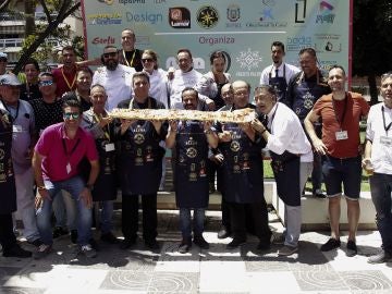 Motril (Granada) hace la tostada con jamón más larga de España Motril (Granada) hace la tostada con jamón más larga de España