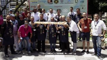 Motril (Granada) hace la tostada con jamón más larga de España