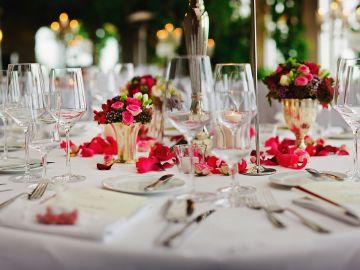 Imagen de archivo de un banquete en un salón de bodas. Imagen de archivo de un banquete en un salón de bodas.