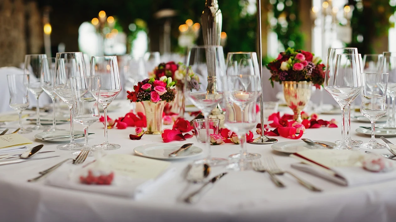 Imagen de archivo de un banquete en un salón de bodas.