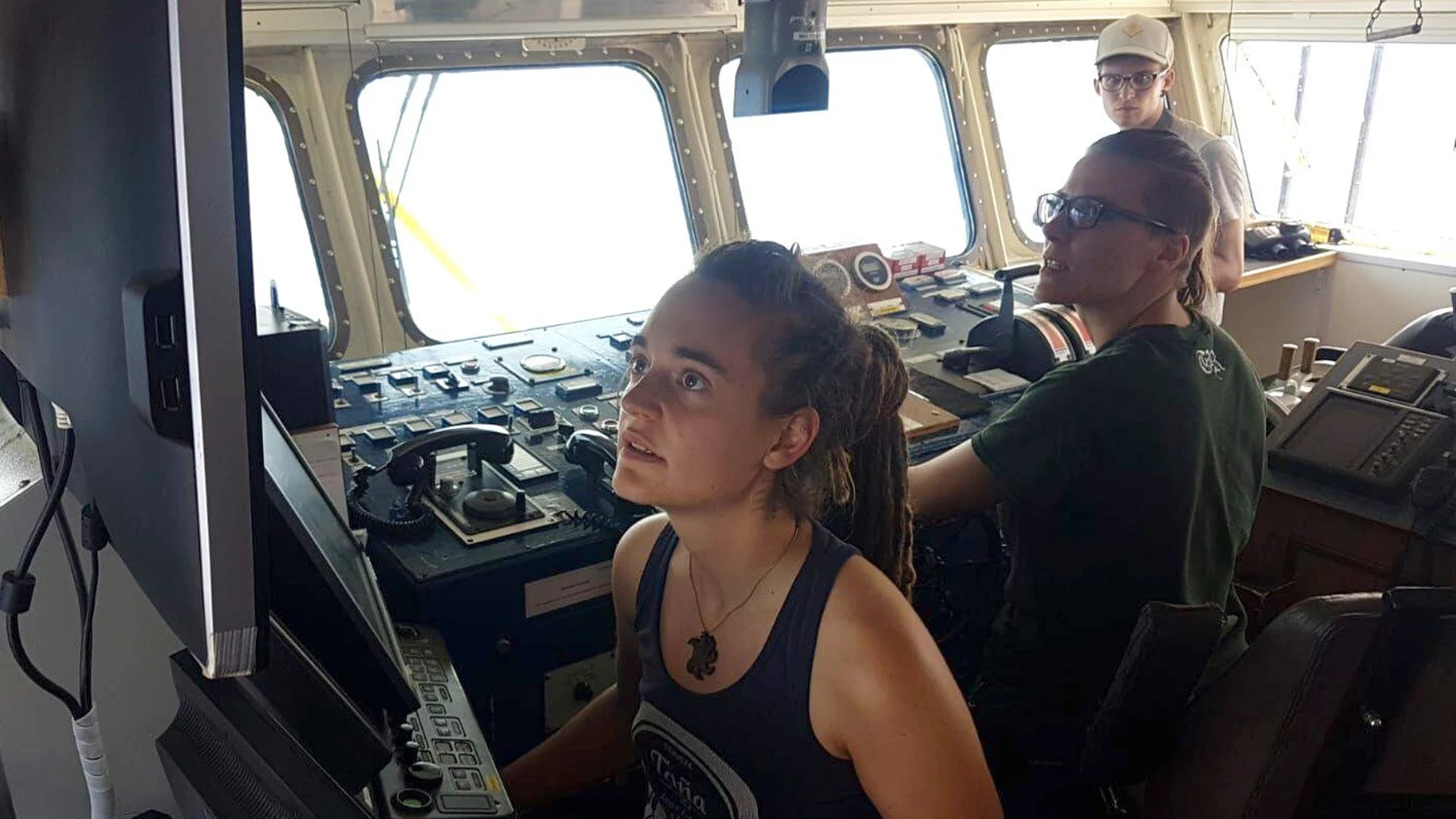 Fotografía facilitada por la ONG Sea Watch de la capitana del barco del mismo nombre, la alemana Carola Rackete