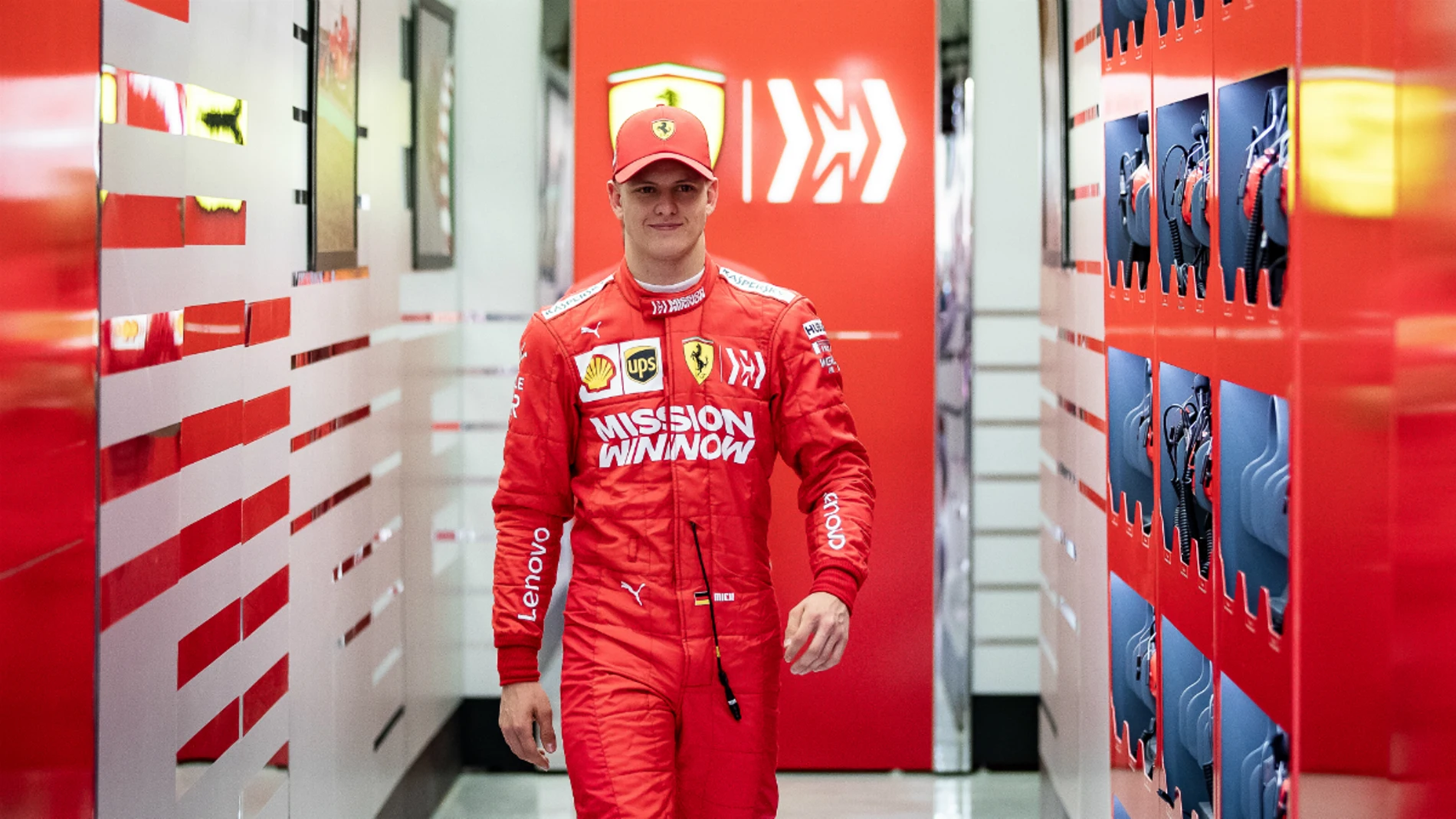 Mick Schumacher, de rojo Ferrari