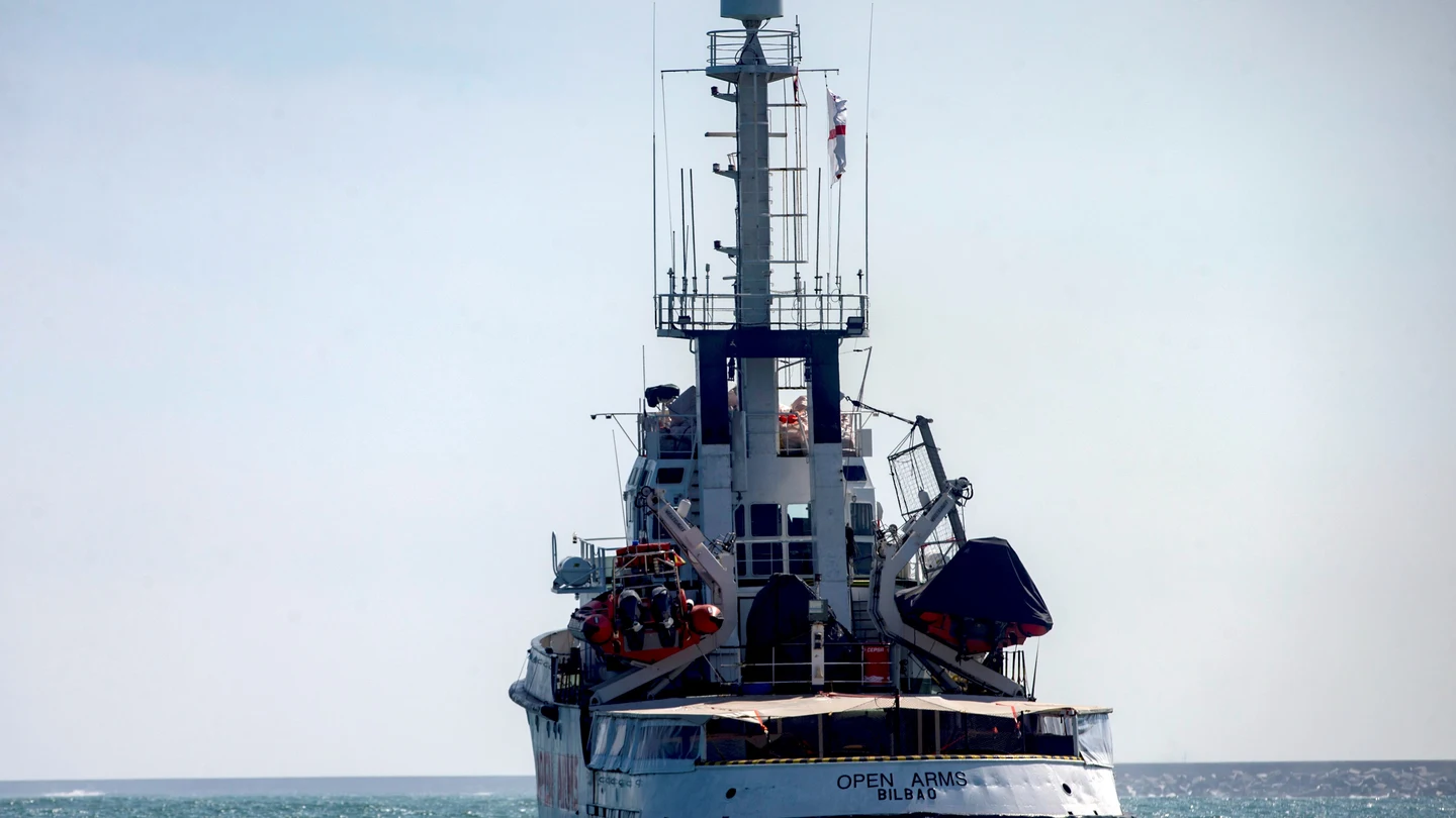 Open Arms halla un bote con 40 personas a la deriva y se dirige a Lampedusa Open Arms halla un bote con 40 personas a la deriva y se dirige a Lampedusa