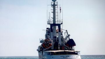 Open Arms halla un bote con 40 personas a la deriva y se dirige a Lampedusa