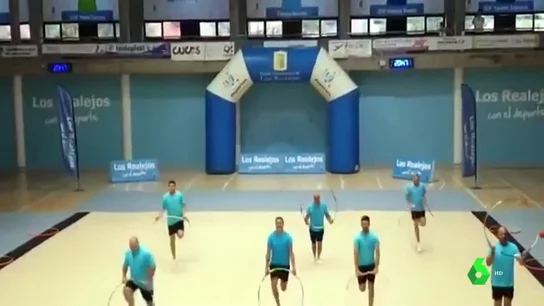 Imagen de padres haciendo gimnasia en homenaje a sus hijas Imagen de padres haciendo gimnasia en homenaje a sus hijas